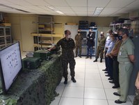 Comitiva da Defesa realiza visitas técnicas a projetos do Programa Estratégico de Comando e Controle de Defesa