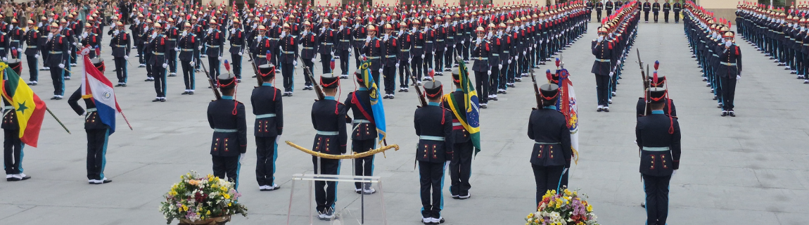 Ministro da Defesa entrega espadim ao primeiro colocado da turma de cadetes da Aman