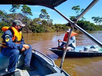 Embarcações que navegam nos rios da Amazônia passam diariamente por revistas