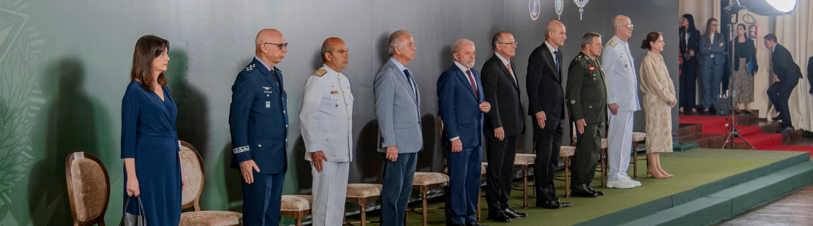 Entrega da revista A Defesa 2025 ocorre em cerimônia de apresentação de generais promovidos