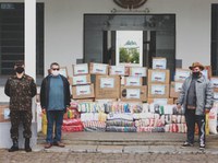 EXÉRCITO - 4º Batalhão Logístico entrega mantimentos a famílias carentes de Santa Maria (RS)