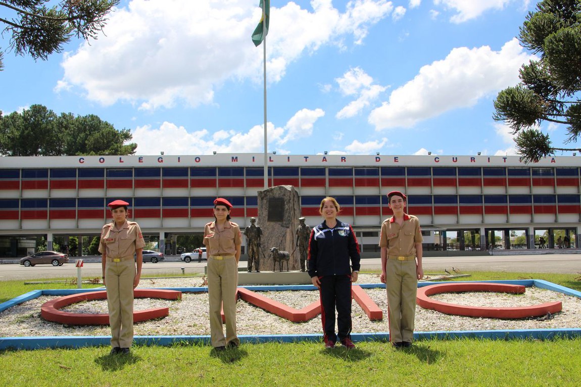 ALUNOS RECEBEM PRÊMIO-01-06.jfif