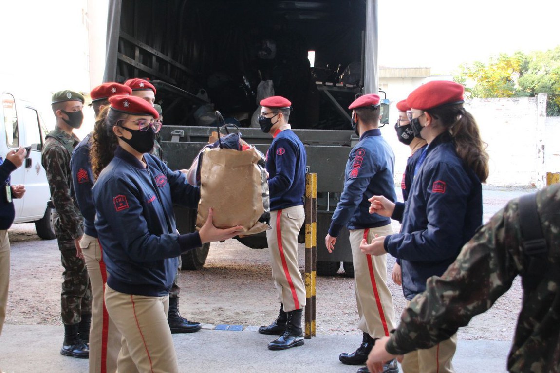 Entrega de donativos-01-02.jfif