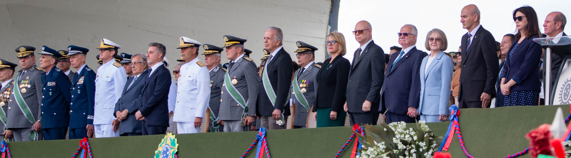 Integrantes do Ministério da Defesa e do Censipam são agraciados durante solenidade do Dia do Exército