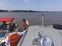 Militares apoiam vistorias em veículos e embarcações