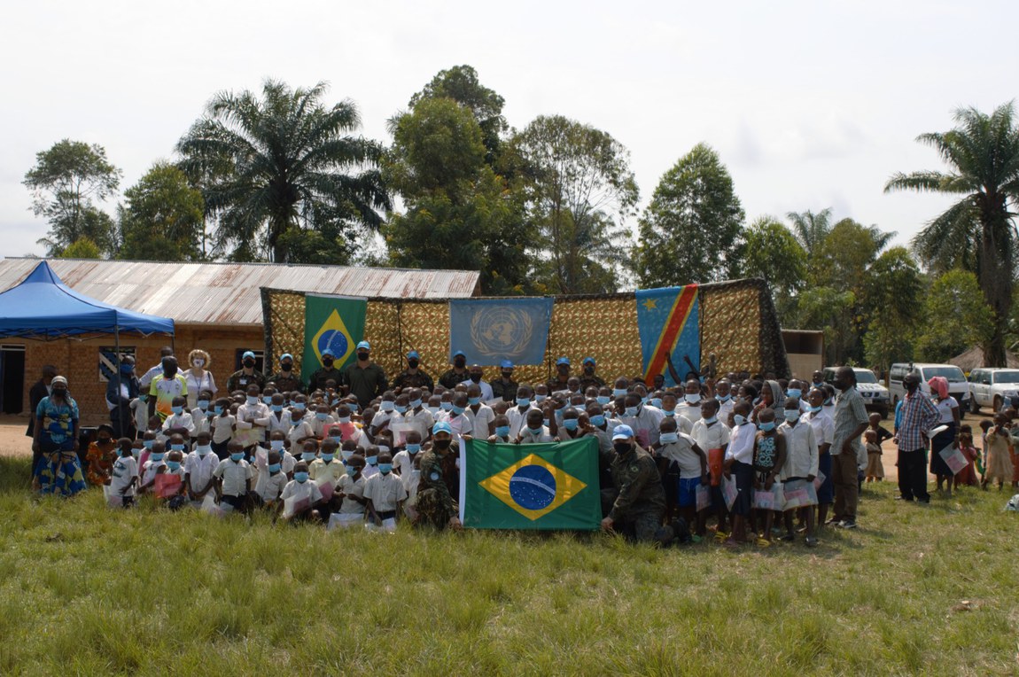 crianças a frente.jpg