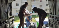 Militares distribuem suprimentos a famílias carentes