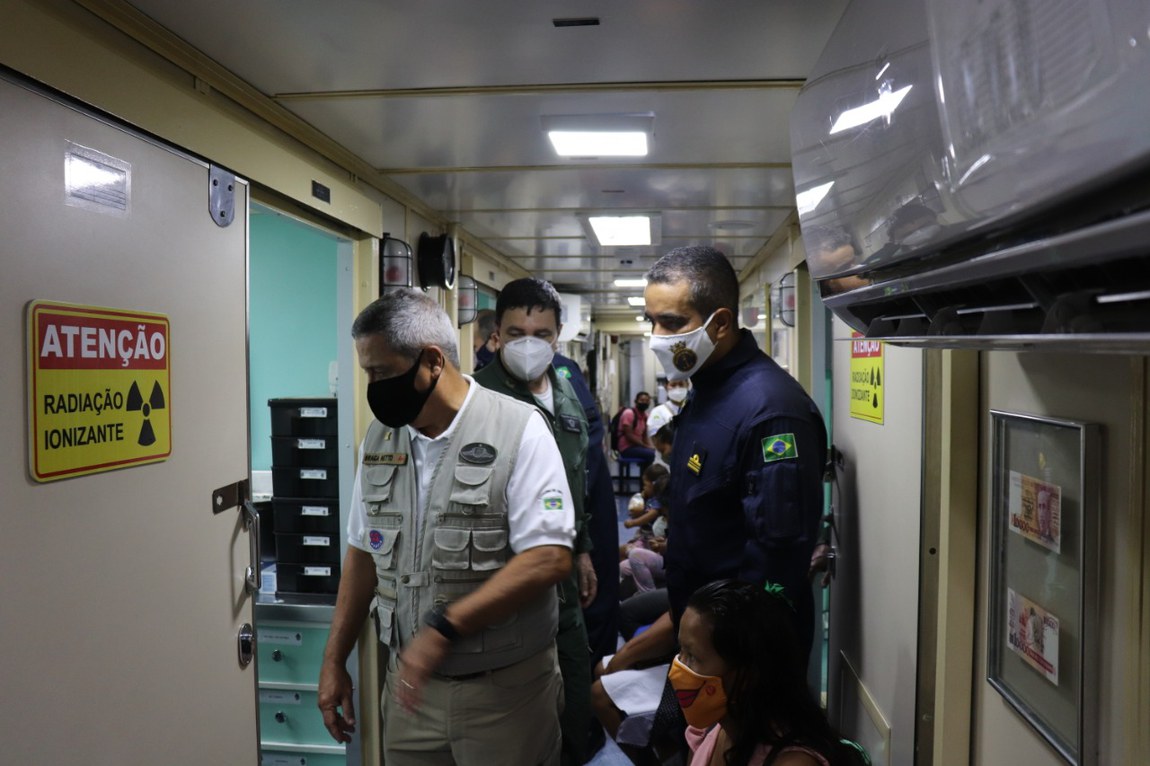 Ministro no Navio.jpg