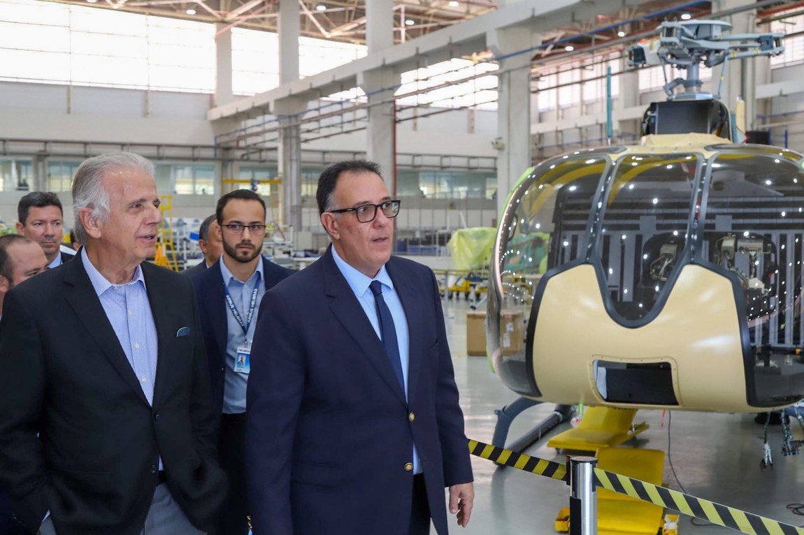 Ministro conhece linhas de produção de heicópteros para as Forças Armadas