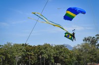 Ministro da Defesa participa de solenidade de brevetação de paraquedistas