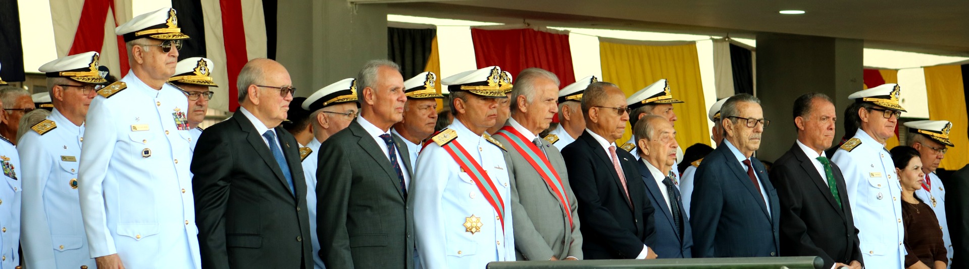 Ministro da Defesa preside cerimônia do Dia da Marinha com entrega de espadins aos aspirantes da Escola Naval