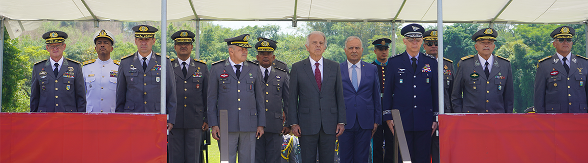 Ministro da Defesa preside cerimônia de entrega de espadas na Aman