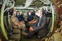 Ministro da Defesa visita linha de produção do Guarani, Projeto Estratégico de Defesa