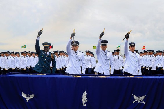 Ministro José Mucio preside formatura de aspirantes da Força Aérea .