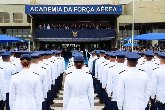 Ministro José Mucio preside formatura de aspirantes da Força Aérea .