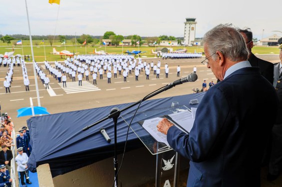 Ministro José Mucio preside formatura de aspirantes da Força Aérea .