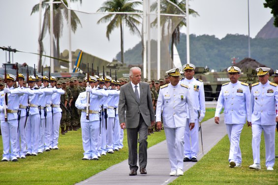 No dia do Marinheiro, Ministro da Defesa preside cerimônia de formatura de guardas-marinha EN 13DEZ (12 de 19).jpg