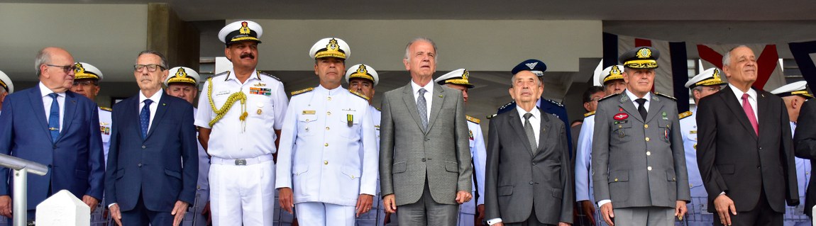 No dia do Marinheiro, Ministro da Defesa preside cerimônia de formatura de guardas-marinha