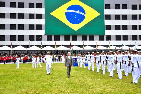 No dia do Marinheiro, Ministro da Defesa preside cerimônia de formatura de guardas-marinha EN 13DEZ (8 de 19).jpg