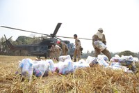 Operação Pantanal: Ministério da Defesa apoia entrega de cestas básicas em Mato Grosso