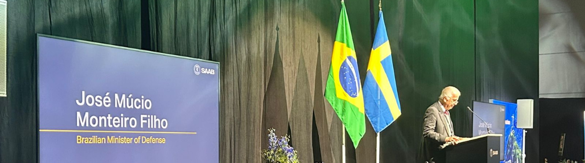Programa Gripen avança com apresentação do F-39F biposto ao Ministro da Defesa