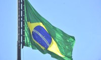 Substituição da Bandeira Nacional ocorre sem público