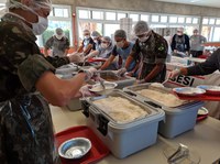 Militares distribuem mais de 5 toneladas de alimentos