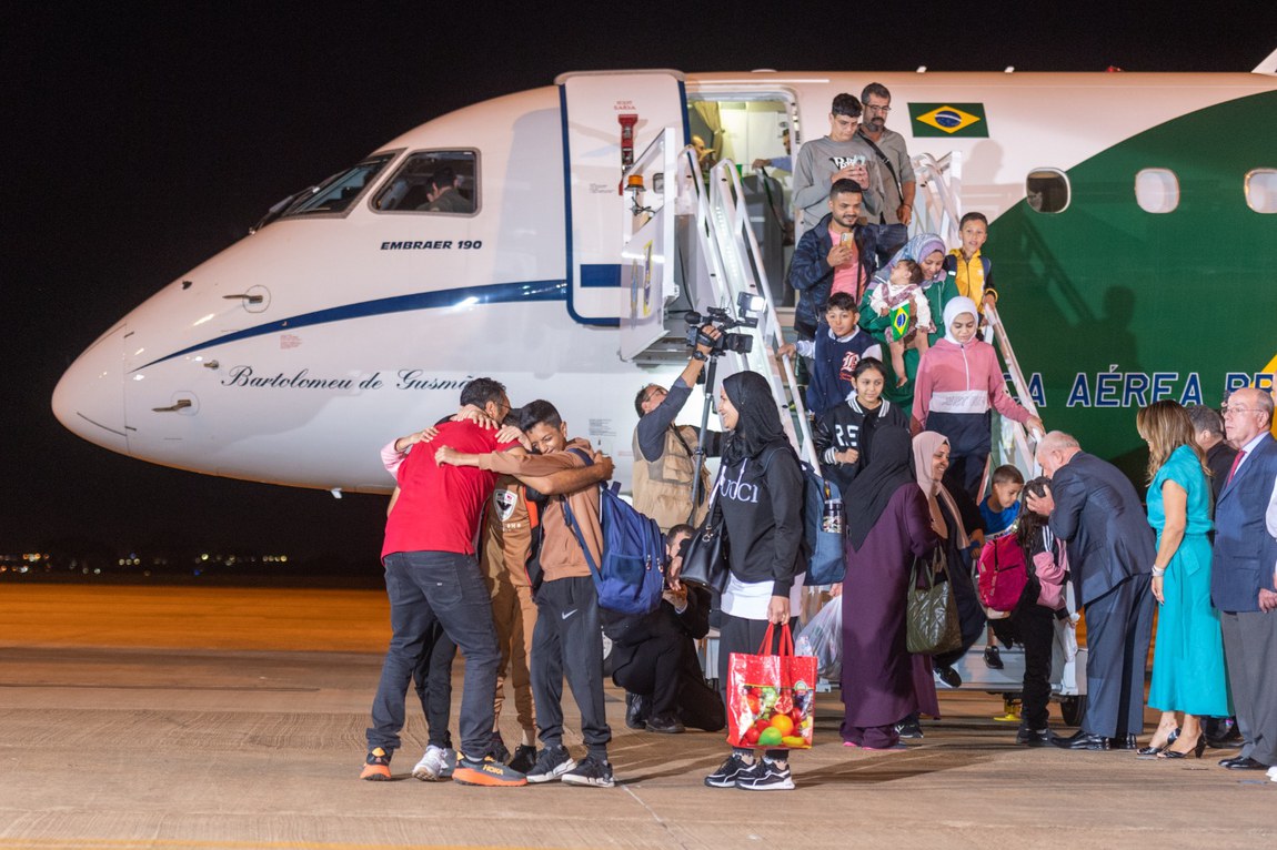 Lula e ministros recepcionam brasileiros repatriados