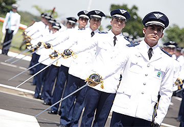 Cadetes da FAB exibem espadas em evento na Academia da Força Aérea, em Pirassununga (SP)