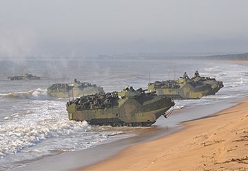 Blindados da Marinha do Brasil simulam ação militar no litoral do Espírito Santo, durante a edição de 2013 da Operação Felino