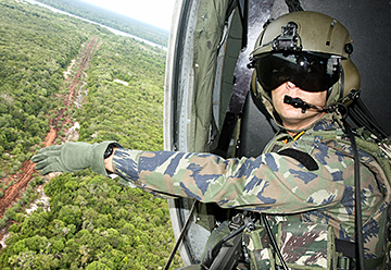 Durante a Ágata, militares atuam na vigilância do espaço aéreo e no patrulhamento de rios e estradas que dão acesso ao país.