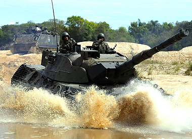 Tanques do Exército manobram em exercício militar realizado na última edição da Operação Laçador, em setembro de 2013
