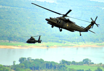 Helicópteros do Exército Brasileiro sobrevoam a foz do Amazonas durante a Operação Amazônia, realizada em setembro de 2012