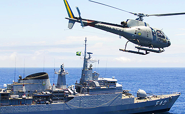 Militares treinam, em alto mar, manobras para defesa da soberania marítima durante a Operação Atlântico III, realizada em 2012