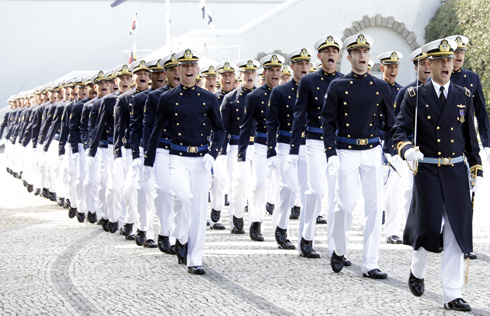 Aspirantes da Marinha desfilam em cerimônia na Escola Naval, localizada na Ilha de Villegagnon, no Rio de Janeiro (RJ)