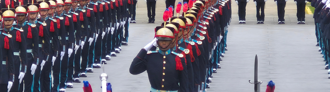 Ministro da Defesa entrega espadim ao primeiro colocado da turma de cadetes da Aman