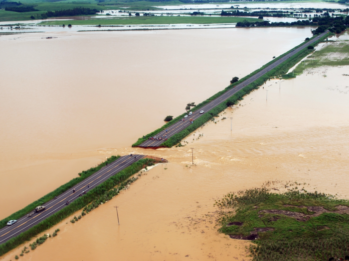 Atenção usuário: BR-356/RJ em Campos  tem o tráfego interrompido devido a alagamentos na pista