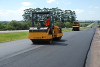 Serviços de pavimentação avançam nas obras da BR-116/RS