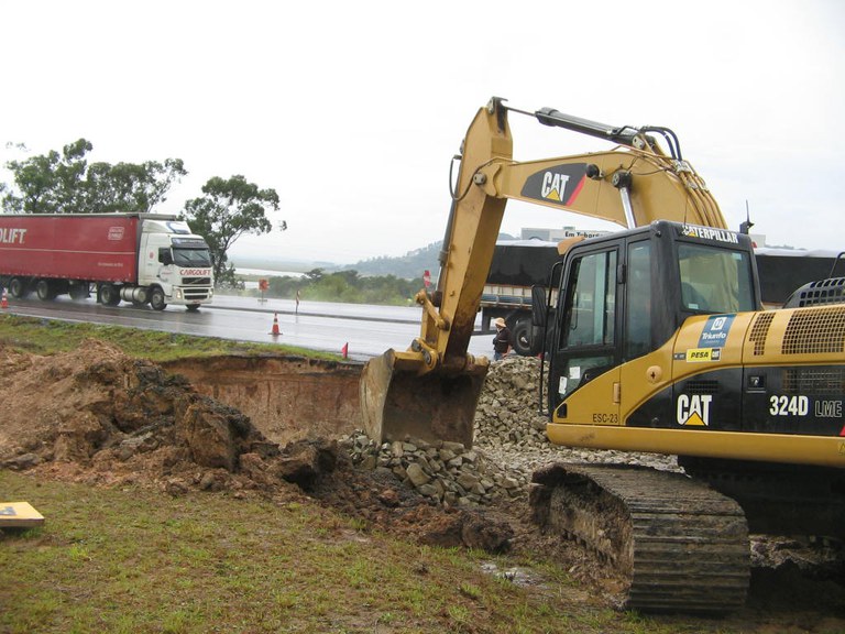 BR-101/SC Sul: DNIT executa aterro para contenção de erosão