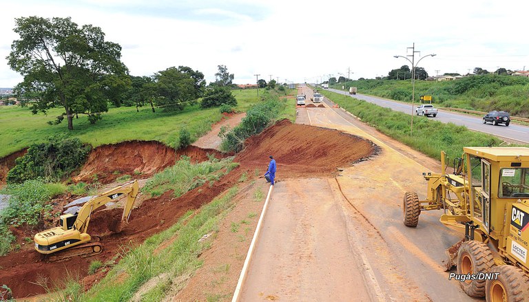 Chuvas provocam erosão na BR-153/GO em Anápolis 