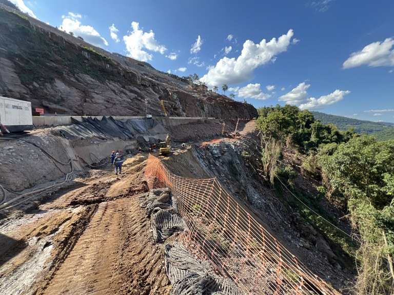 Obras de contenção de encostas na BR-470/RS