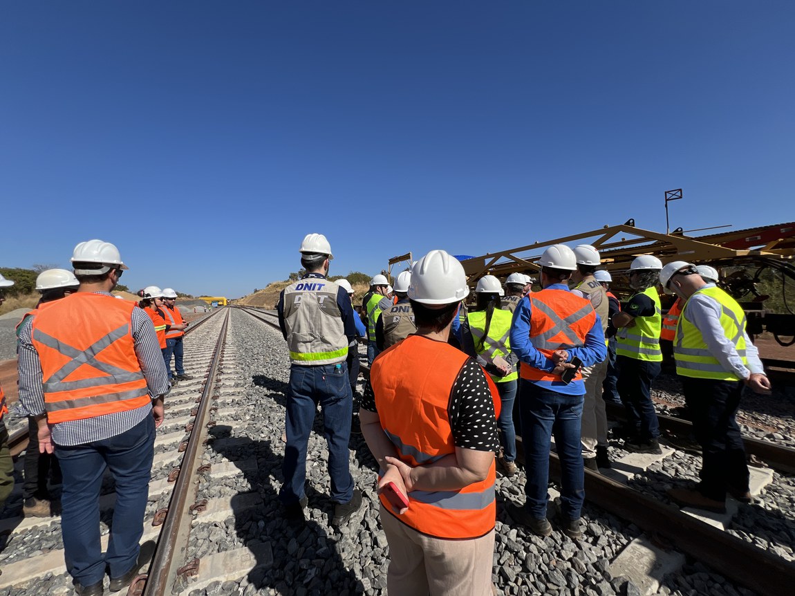 Comitiva no km 6, que recebeu a instalação de dormentes e trilhos da linha férrea