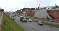 Construção de viaduto desvia fluxo da BR-153 em Goiânia