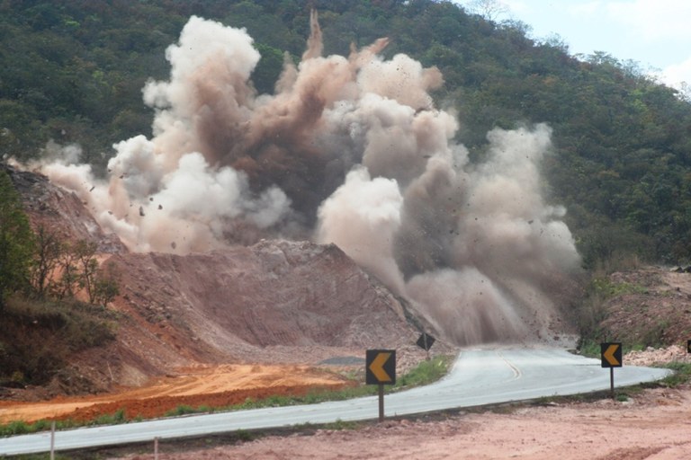 Detonação interrompe tráfego na BR-364/MT neste sábado dia 26
