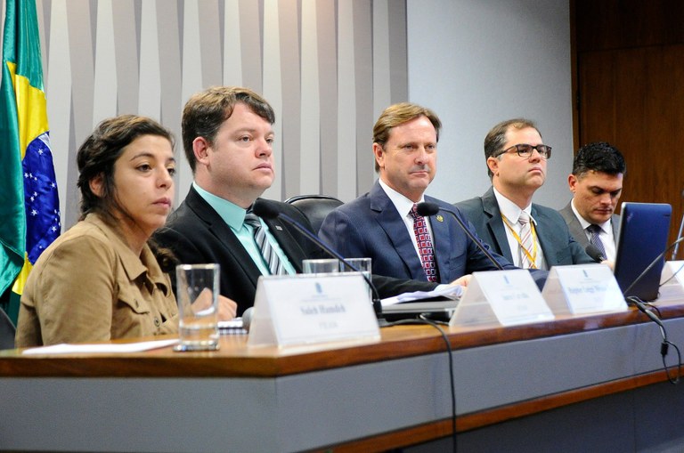 Da esquerda para direita, representante da Funai, o diretor executivo Halpher Luggi e o senador Acir Gurgacz jpg