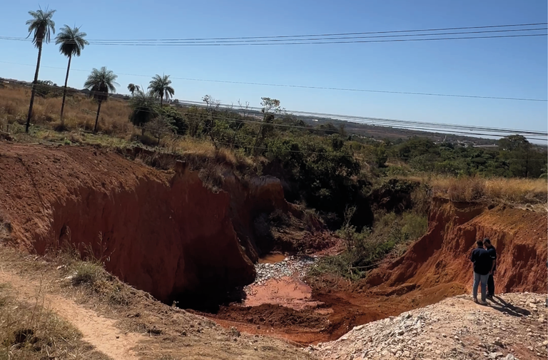 Equipe do DNIT visita erosão na BR-040/GO