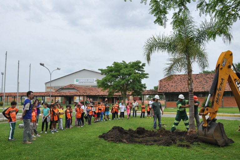 DNIT doa árvores nativas para o pátio do Sesi, em Pelotas/RS