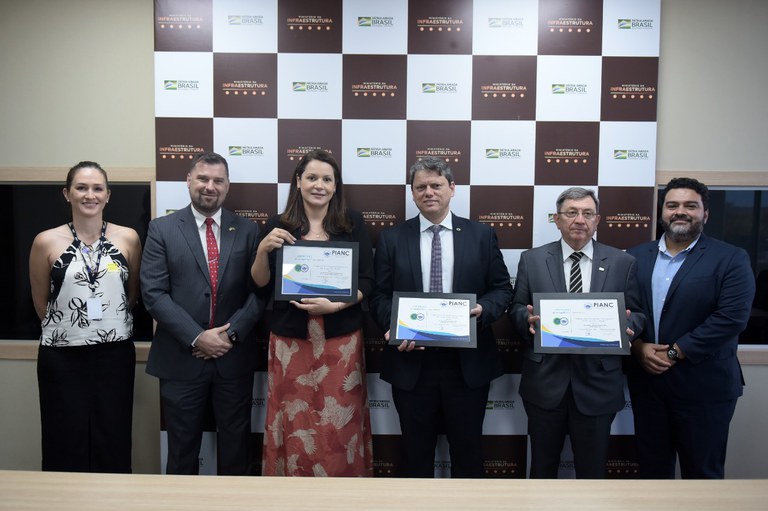 Entrega do certificado de reconhecimento da Pianc 