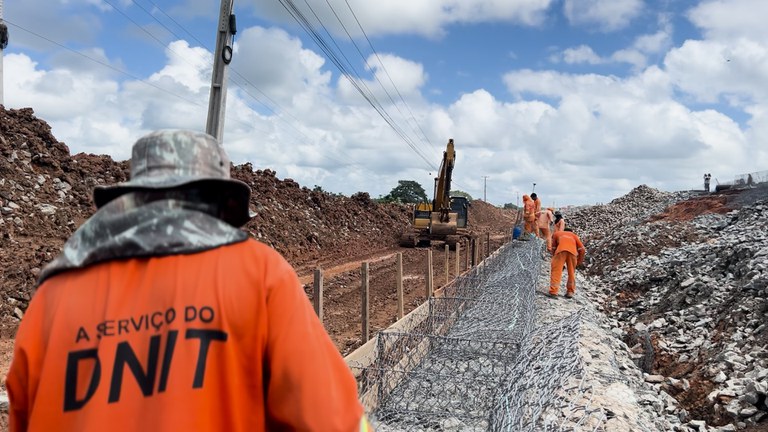 Trabalho consiste na contenção do aterro da plataforma da pista