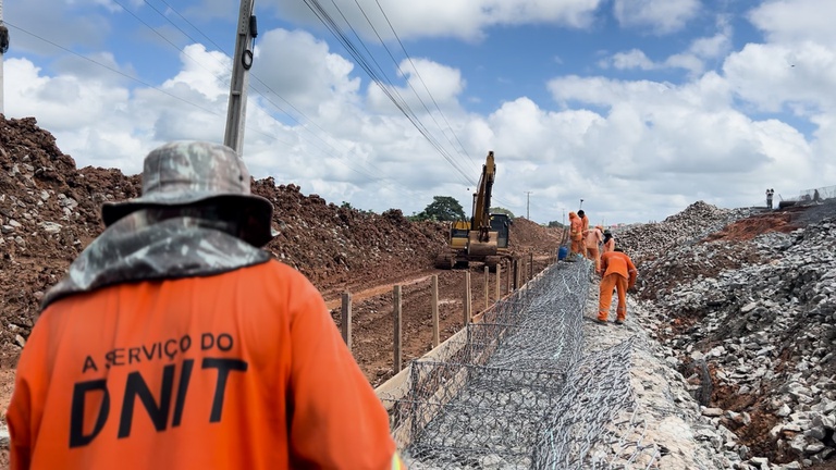 Trabalho consiste na contenção do aterro da plataforma da pista